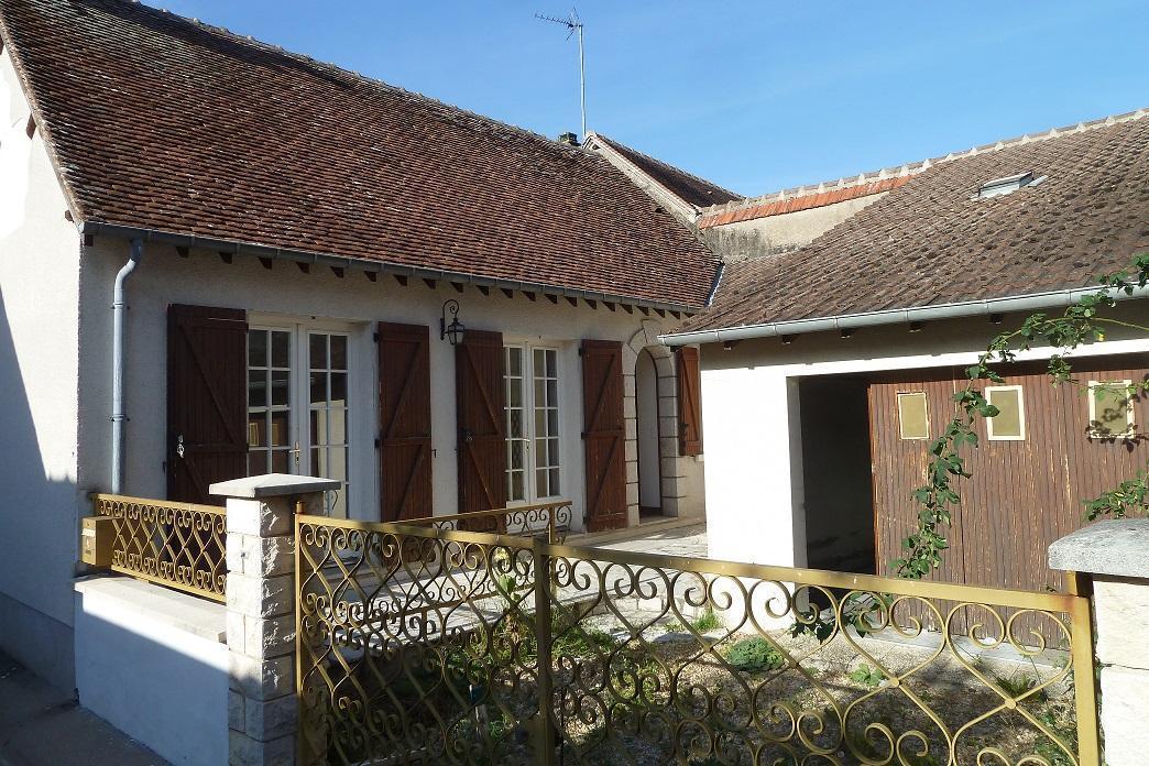 SELLES SUR CHER - MAISON DE VILLE T3 - garage et courette close