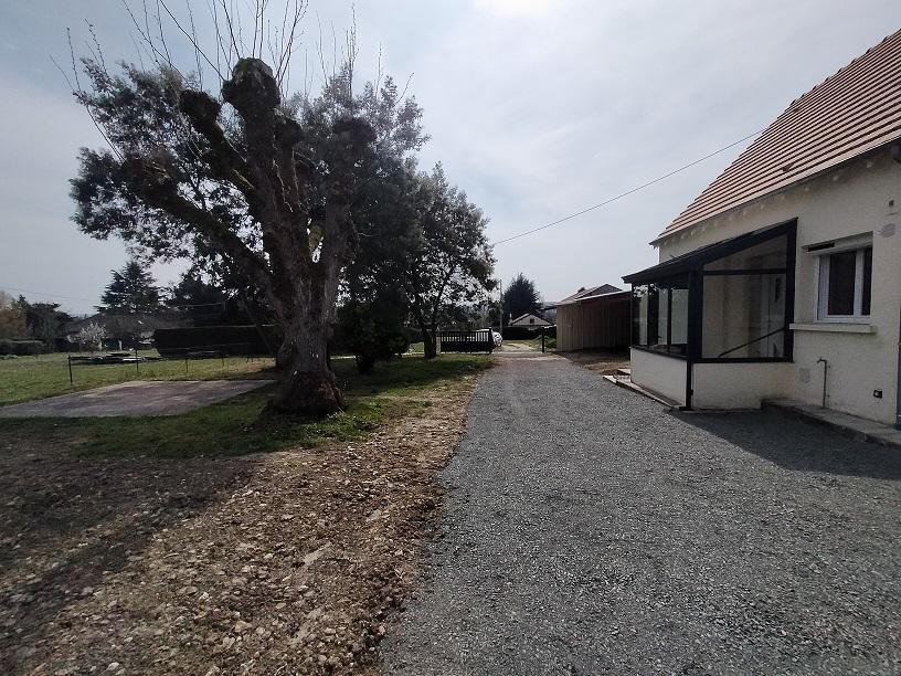 THÉSÉE, MAISON T5 ENTIÈREMENT RÉNOVÉE - PRÉAU et TERRAIN CLOS